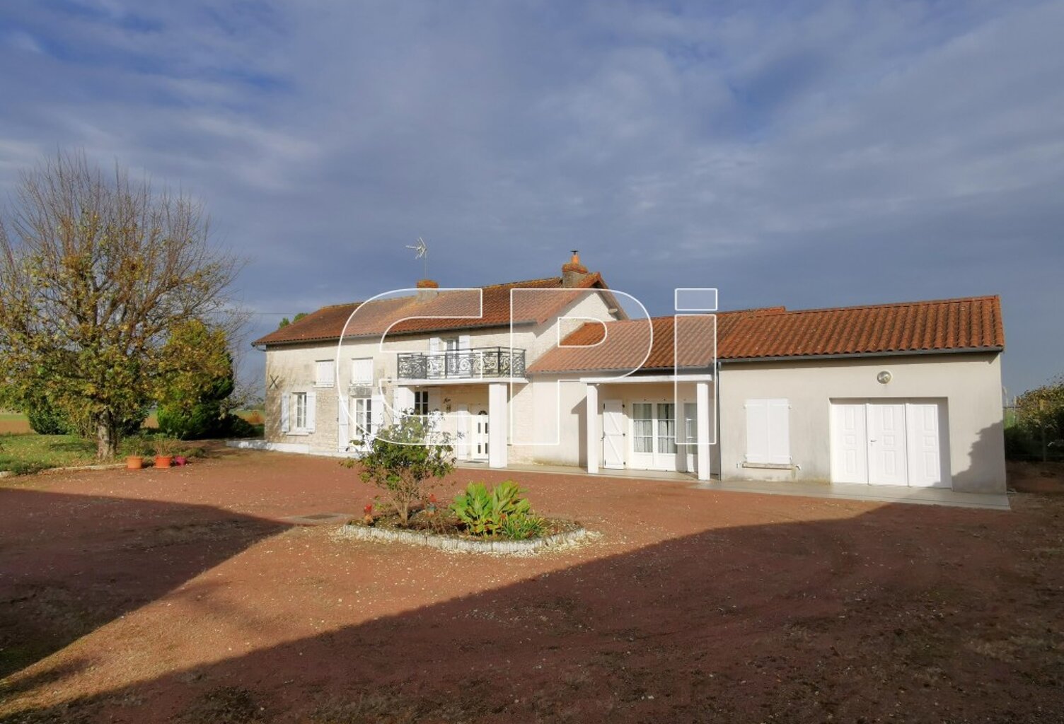 Réf 8102. Maulay, maison de 171 m², en pierres et tuiles sur 6 — photo 1