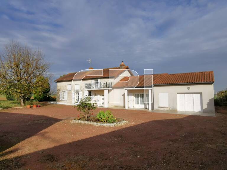 Réf 8102. Maulay, maison de 171 m², en pierres et tuiles sur 6 — photo 1