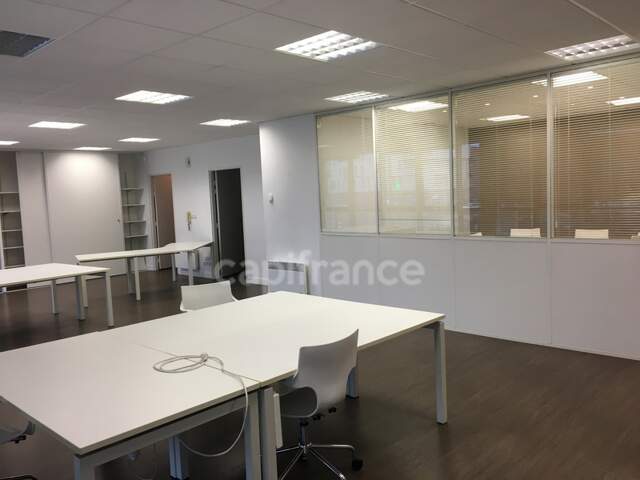 Dpt Nord (59), à vendre ROUBAIX Bureau récent 144m² avec ascenseur,centre-ville, en zone FRANCHE et QQPV, au pied des transports — photo du bien