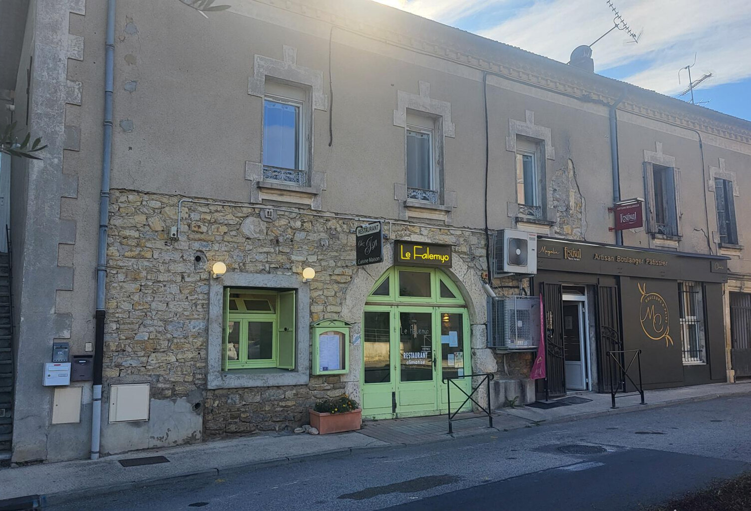 IMMEUBLE DE 2 LOTS AVEC APPARTEMENT ET RESTAURANT — photo 1