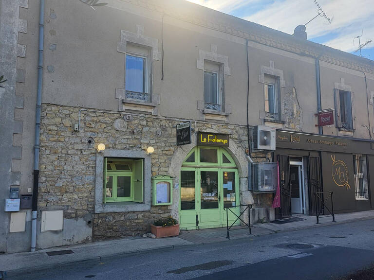 IMMEUBLE DE 2 LOTS AVEC APPARTEMENT ET RESTAURANT — photo 1