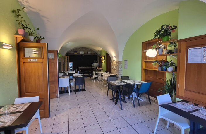 IMMEUBLE DE 2 LOTS AVEC APPARTEMENT ET RESTAURANT — photo 3