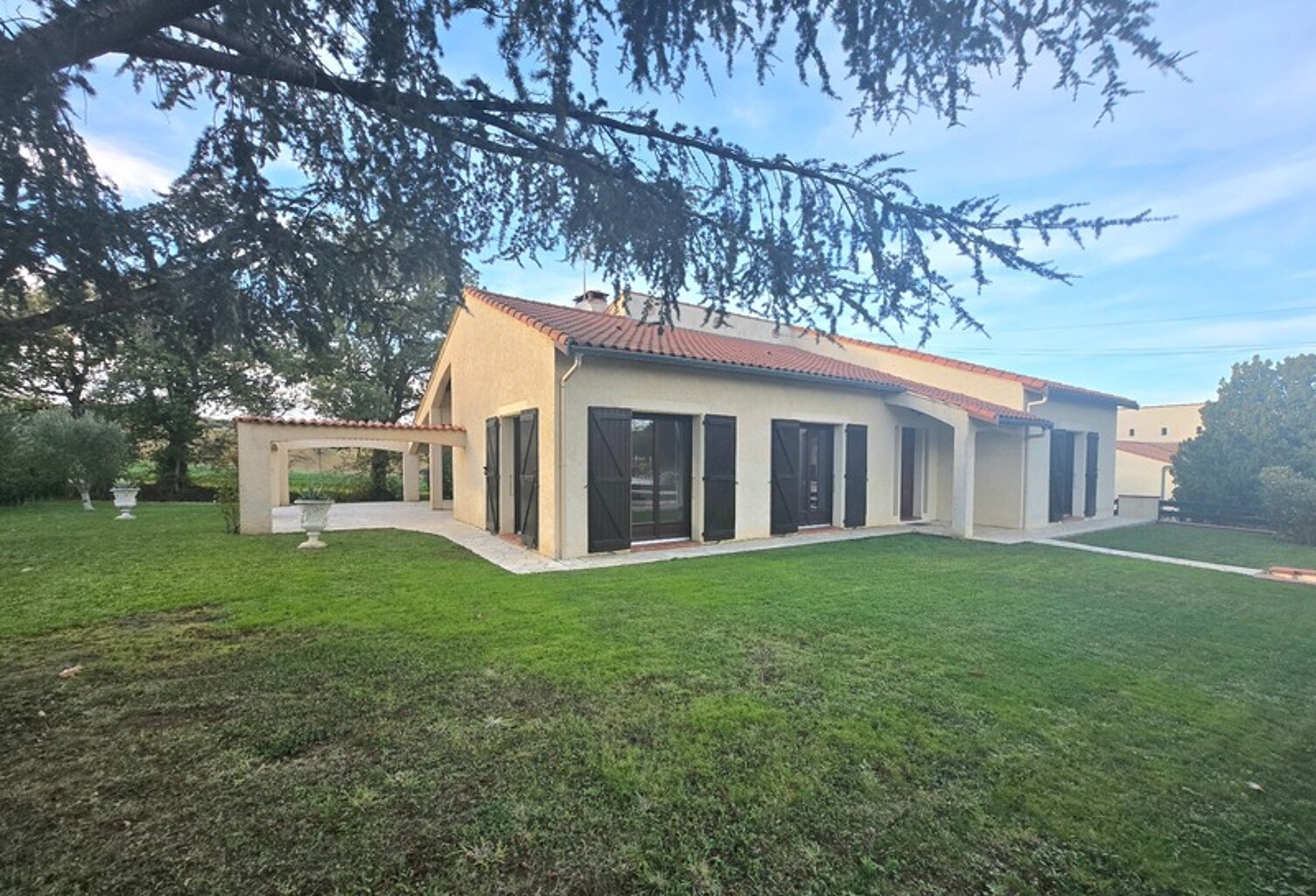 TRES BELLE MAISON CONTEMPORAINE DE PLAIN PIED SUR SOUS-SOL COMPLET — photo 1