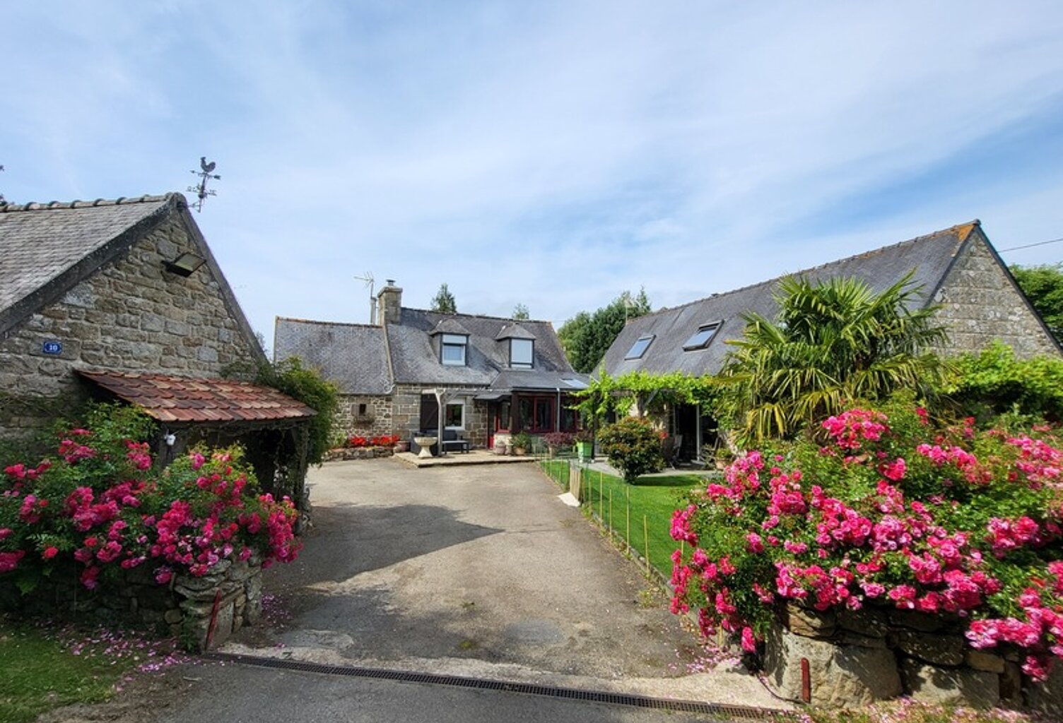 A PLOUBEZRE (22300), beaucoup de charme, ensemble immobilier très COSY en pierre — photo 1
