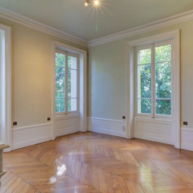 Maison 9 pièces 3400 €