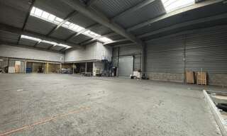 Commerce  1150 m² à louer à Chassieu (69680)