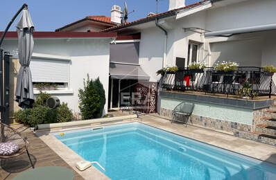 Maison de standing à Gelos : 7 pièces avec piscine — photo du bien