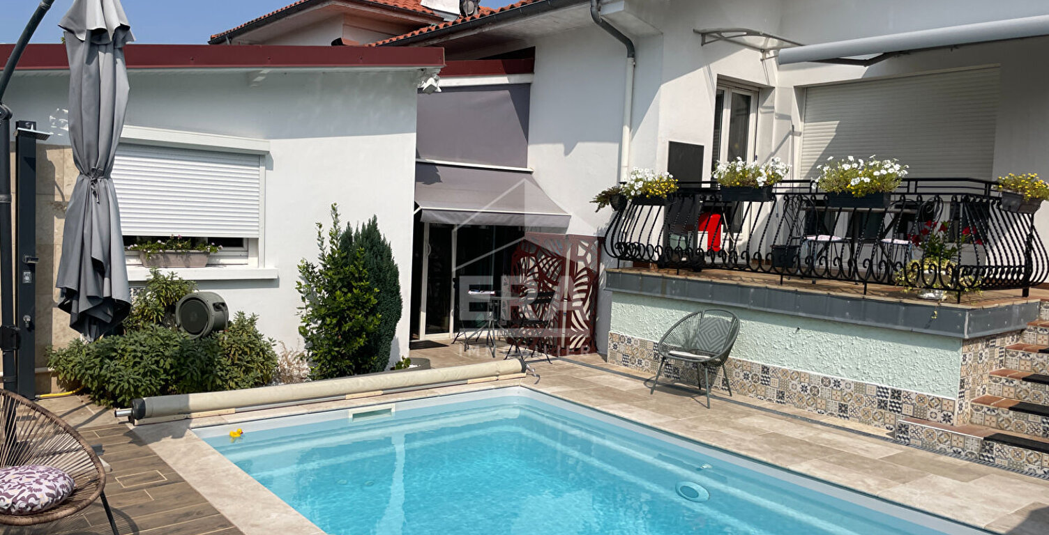 Maison de standing à Gelos : 7 pièces avec piscine — photo 1