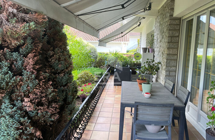 Maison de standing à Gelos : 7 pièces avec piscine — photo 2