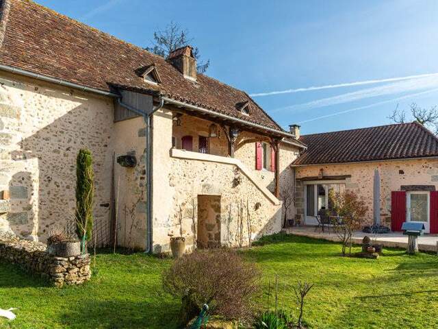 Maison en pierre de 7 pièces principales — photo du bien