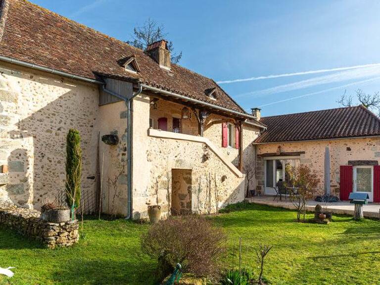 Maison en pierre de 7 pièces principales — photo 1