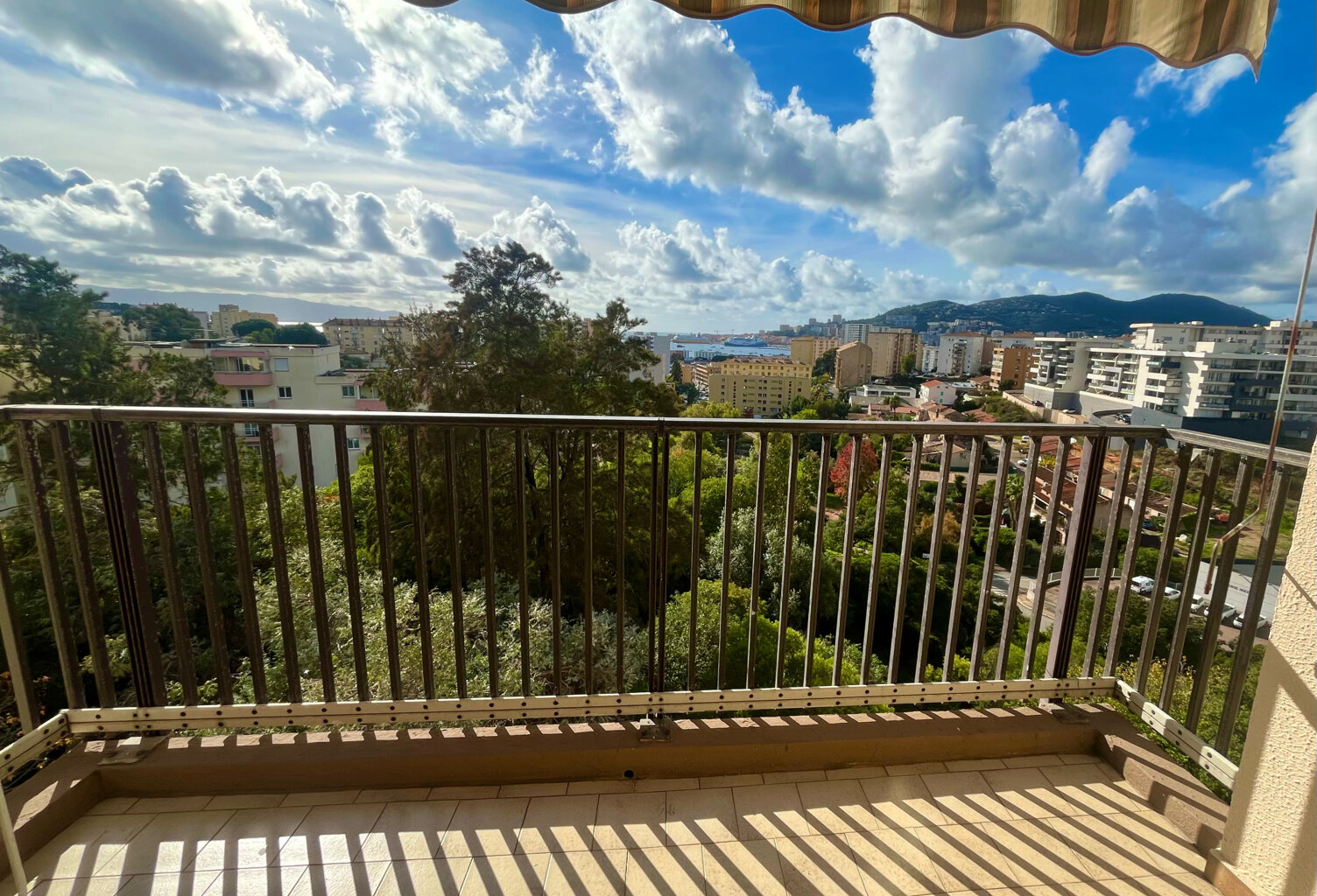  LOCATION A L'ANNEE AJACCIO T2 TERRASSE ET VUE MER — photo 1