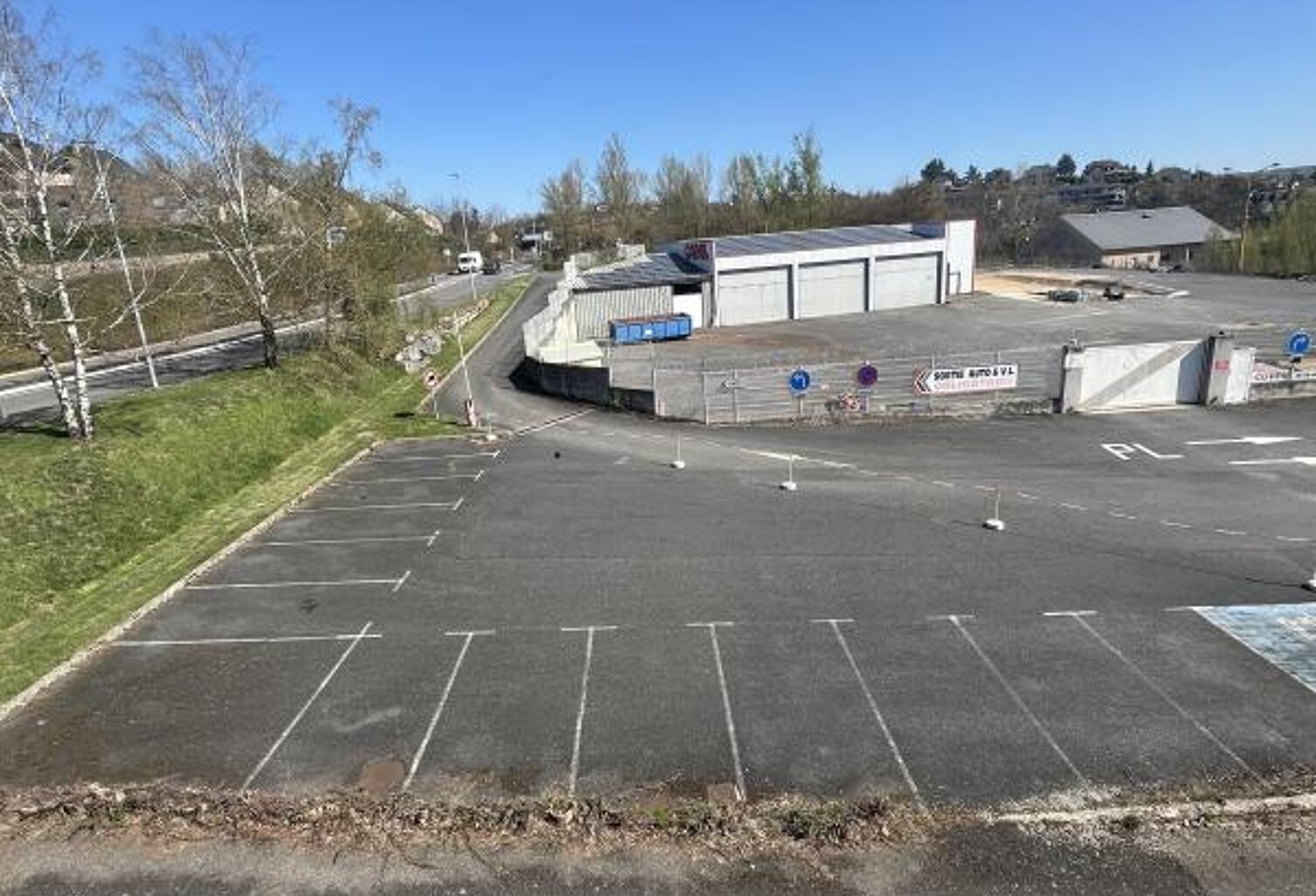 À LOUER – ensemble de dépôts accolés de 557 m² au total – Accès poids lourds – Rond-point de la Gineste, Rodez — photo 1