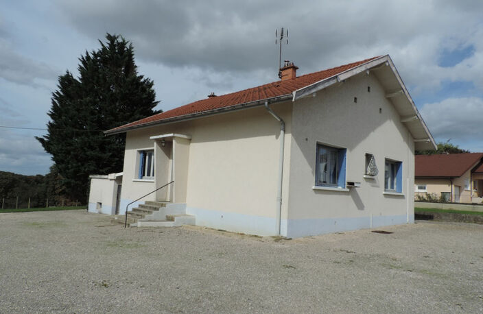 Dpt Ain (01), à vendre MONTAGNAT, propriété à rénover avec maison de 84 m² et dépendance de 170 m² - Terrain de 2 300 m² — photo 2