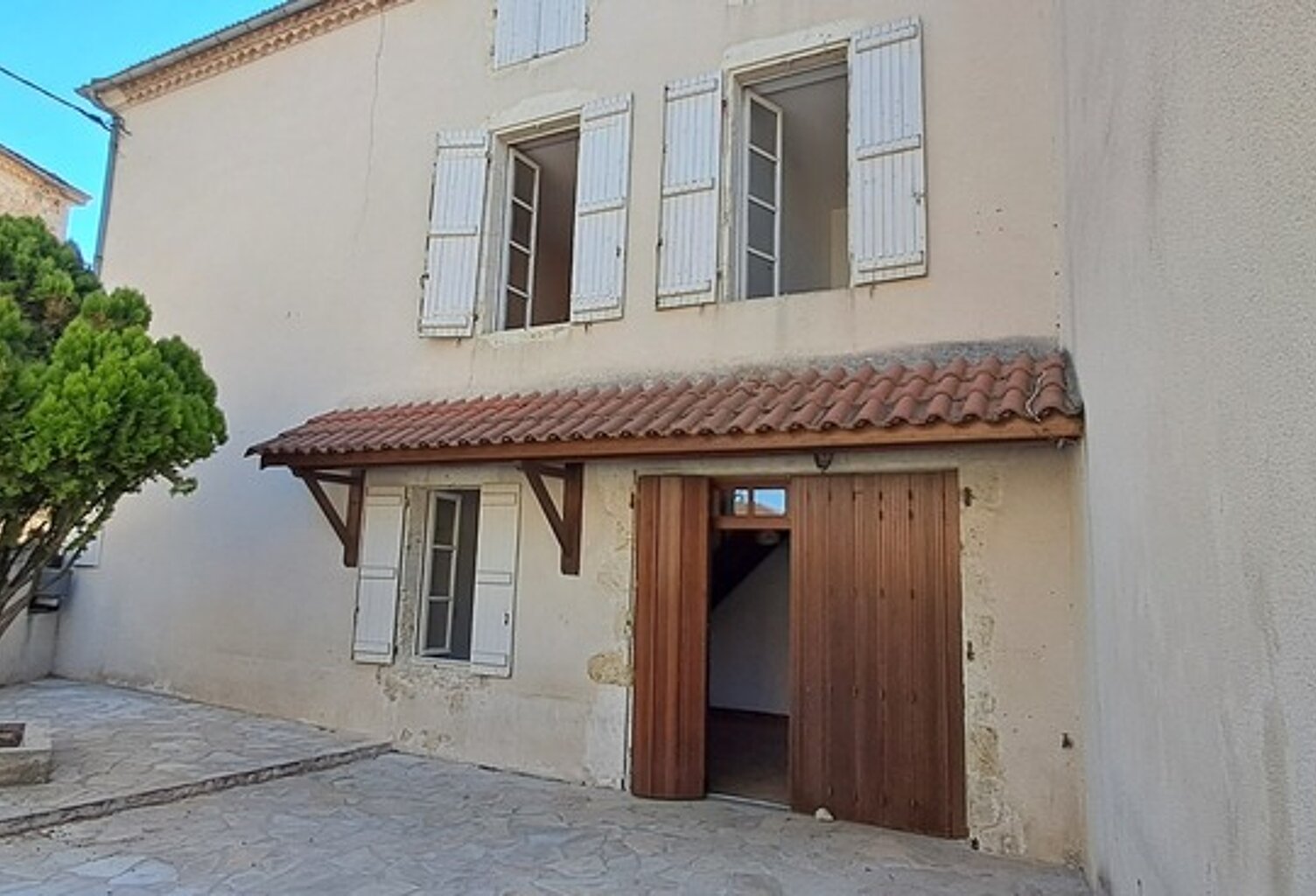 GONDRIN, MAISON EN PIERRE  AVEC COUR COMPRENANT DEUX LOGEMENTS DE 5 ET 6 PIECES — photo 1