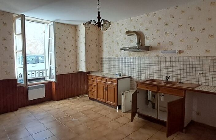 GONDRIN, MAISON EN PIERRE  AVEC COUR COMPRENANT DEUX LOGEMENTS DE 5 ET 6 PIECES — photo 3