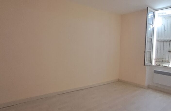 GONDRIN, MAISON EN PIERRE  AVEC COUR COMPRENANT DEUX LOGEMENTS DE 5 ET 6 PIECES — photo 5