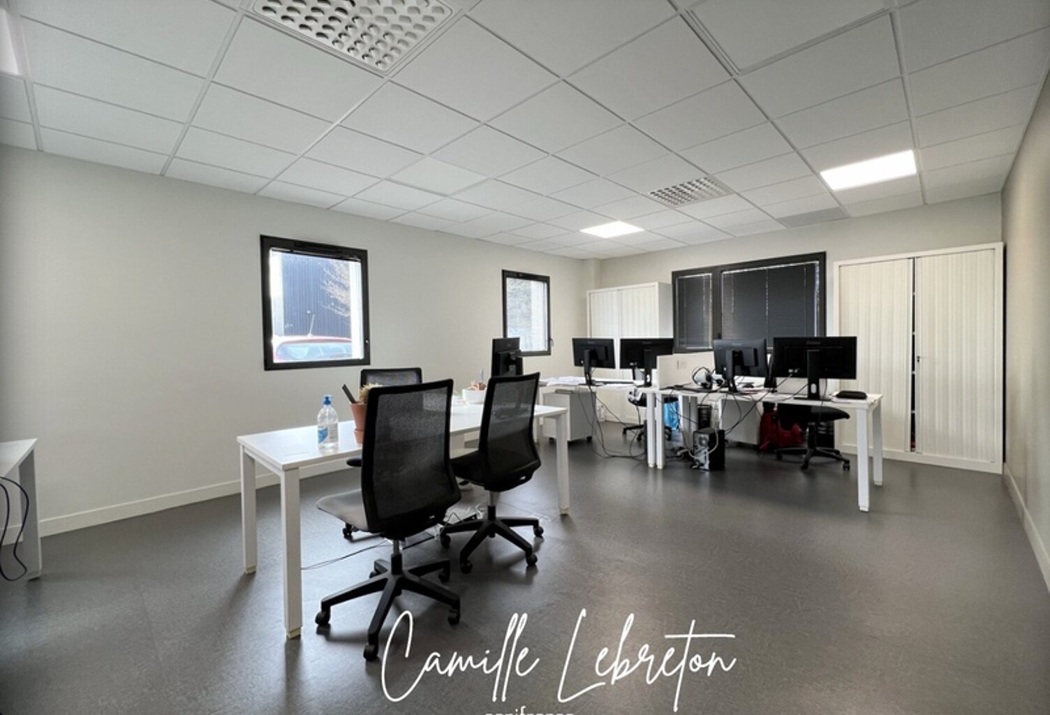 BUREAUX de 135m2  à louer VALLET (44) zone des Dorices - bâtiment professionnel récent en parfait état — photo 1