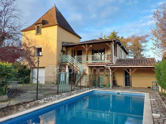 A vendre, Maison de 230m² à Saint-Cyprien avec maison d'habitation et deux gîtes et piscine — photo du bien