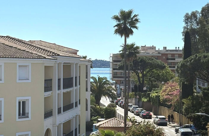 Superbe appartement T2 rénové à 300m des plages et de la mer de Sainte-Maxime. — photo 2