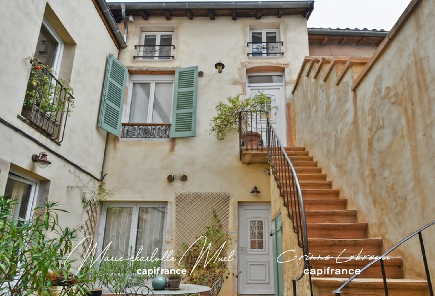 Maison de ville avec deux habitations indépendantes et cour privative — photo 1
