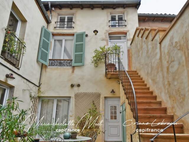 Maison de ville avec deux habitations indépendantes et cour privative — photo du bien