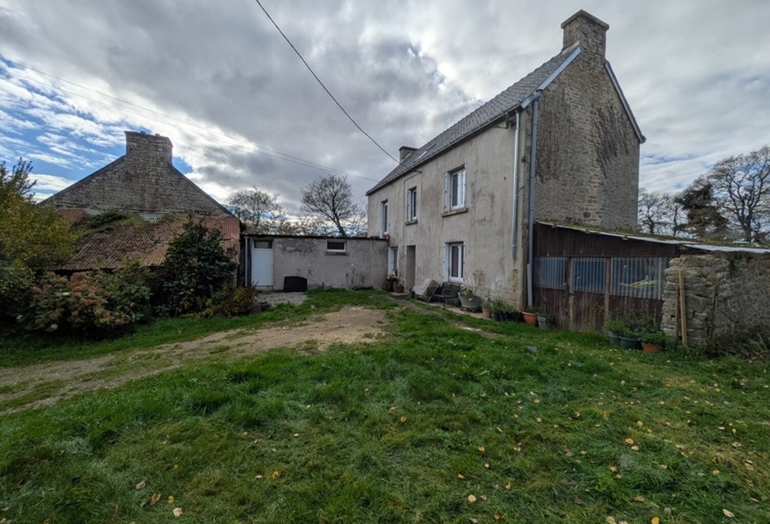 LOCMALO EN CAMPAGNE JOLIE PROPRETE EN PARTIE RESTAUREE DE 90 M² ENVIRON AVEC DEPENDANCES A RENOVER UN PUITS UNE PARCELLE DE 1 HECTARE 09 ARES 21 CENTIARES — photo 1