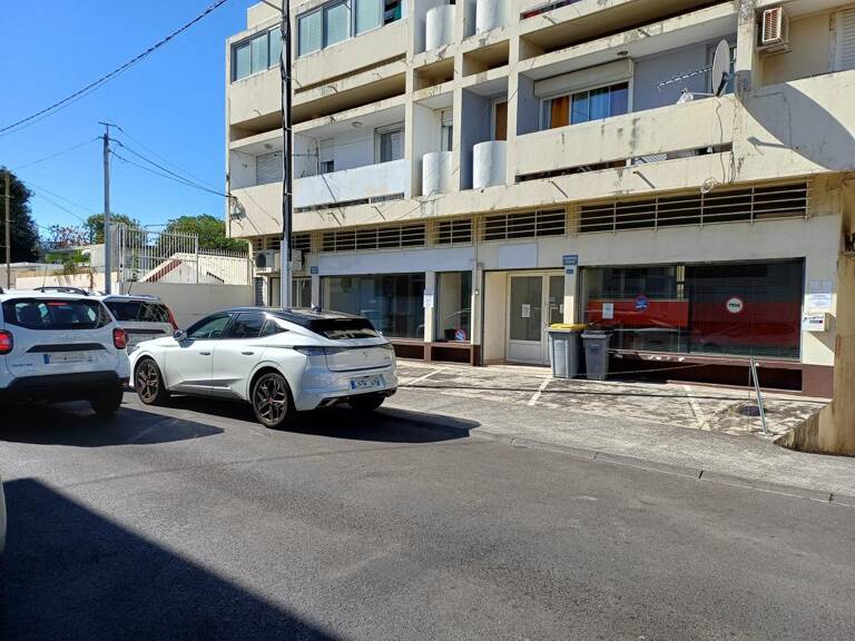 Local 123 m² avec 5 parkings St Denis — photo 1