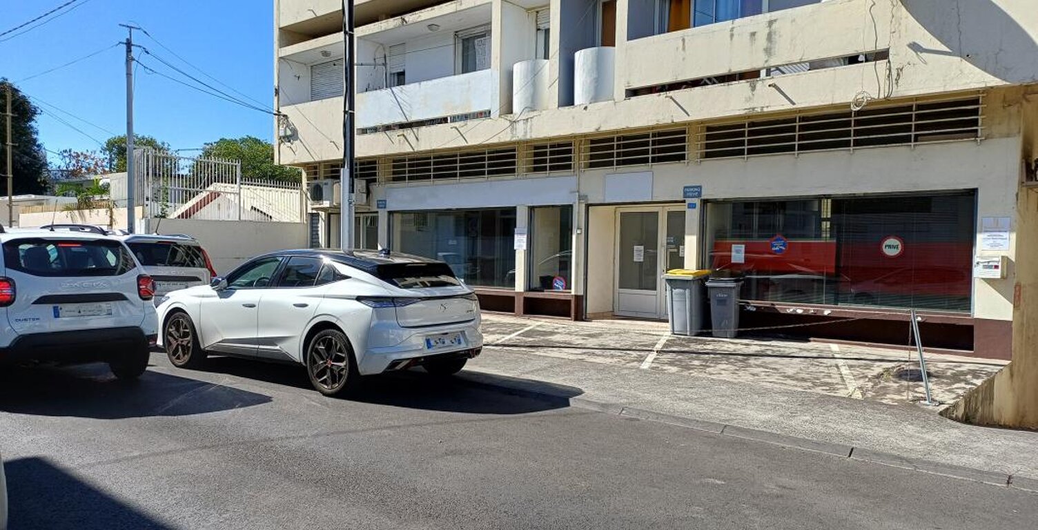 Local 123 m² avec 5 parkings St Denis — photo 1