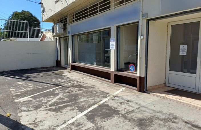 Local 123 m² avec 5 parkings St Denis — photo 2