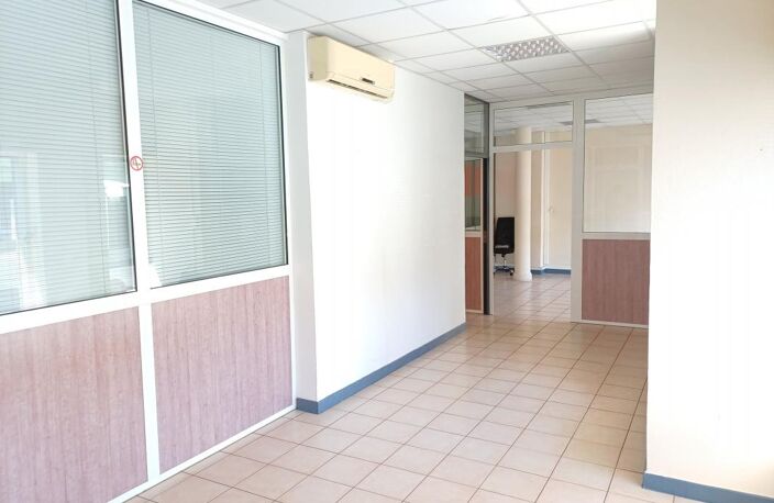 Local 123 m² avec 5 parkings St Denis — photo 3