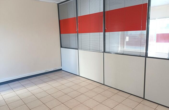 Local 123 m² avec 5 parkings St Denis — photo 4