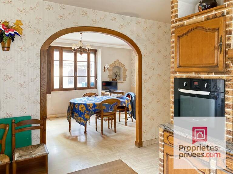 VIEUX-CHATEAU à vendre deux maisons à rénover avec grand terrain et double cour , et dépendances — photo 1