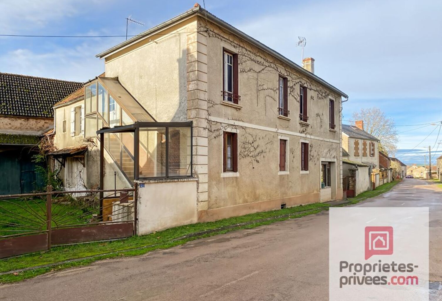 VIEUX-CHATEAU à vendre deux maisons à rénover avec grand terrain et double cour , et dépendances — photo 1