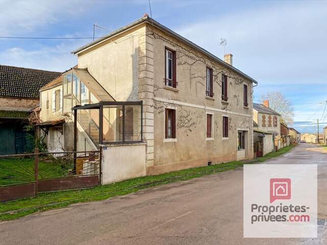 VIEUX-CHATEAU à vendre deux maisons à rénover avec grand terrain et double cour , et dépendances — photo du bien