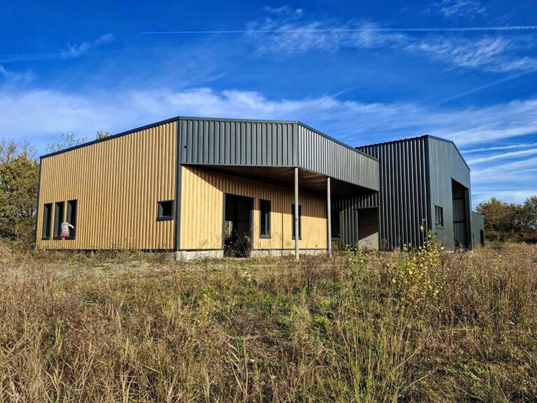 Bâtiment de 660 m² sur grand terrain à Laruscade (33620) — photo 1