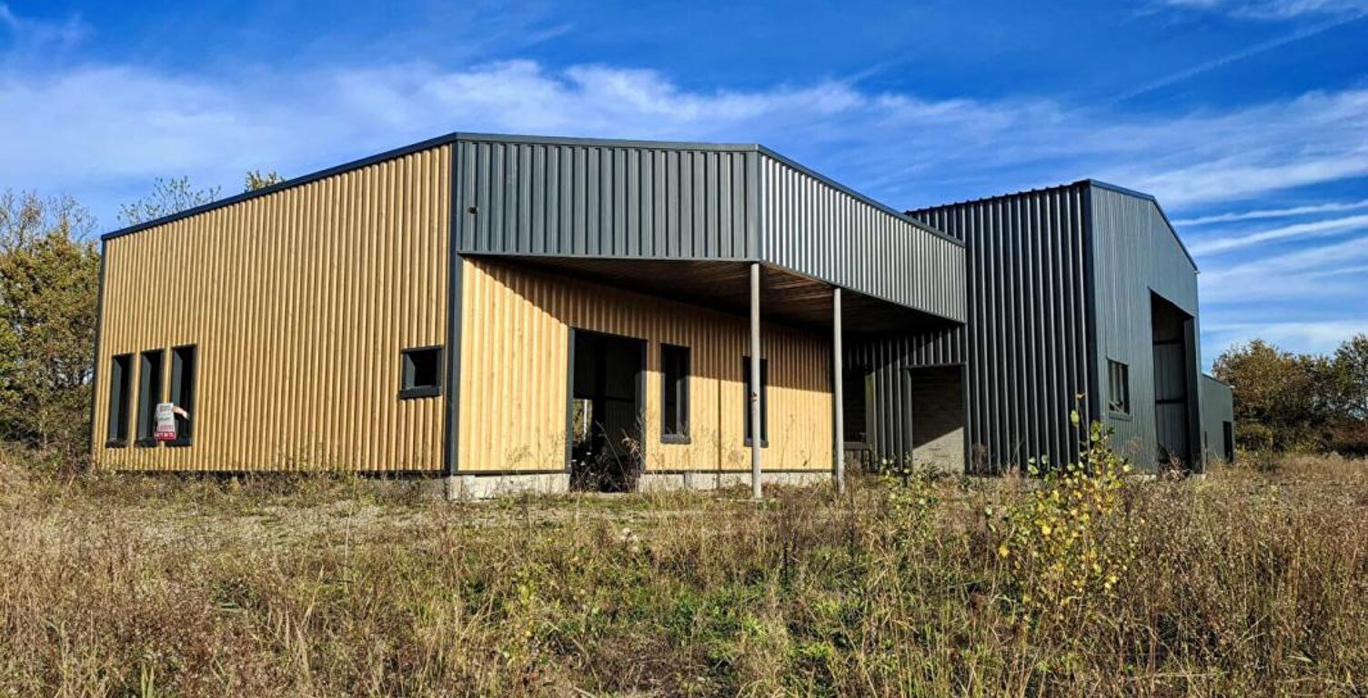 Bâtiment de 660 m² sur grand terrain à Laruscade (33620) — photo 1