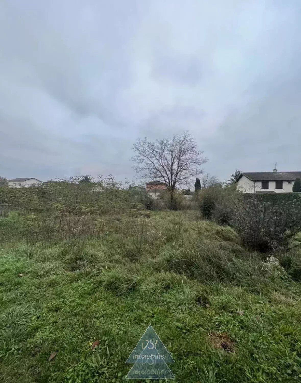 Terrain constructible 567m² - Plat et sans vis à vis - Saint Maurice de Gourdans