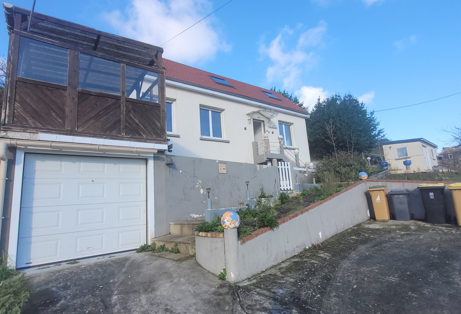 Vue panoramique , maison ensoleillée avec beau terrain — photo 1