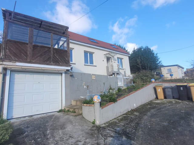 Vue panoramique , maison ensoleillée avec beau terrain — photo du bien