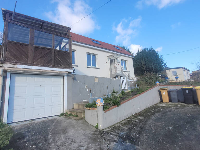 Vue panoramique , maison ensoleillée avec beau terrain — photo 1