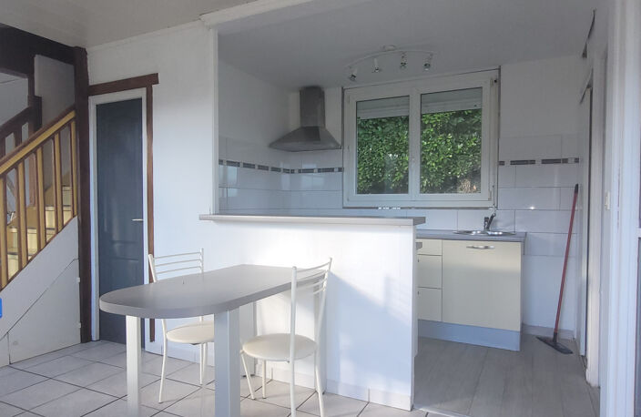 Vue panoramique , maison ensoleillée avec beau terrain — photo 2