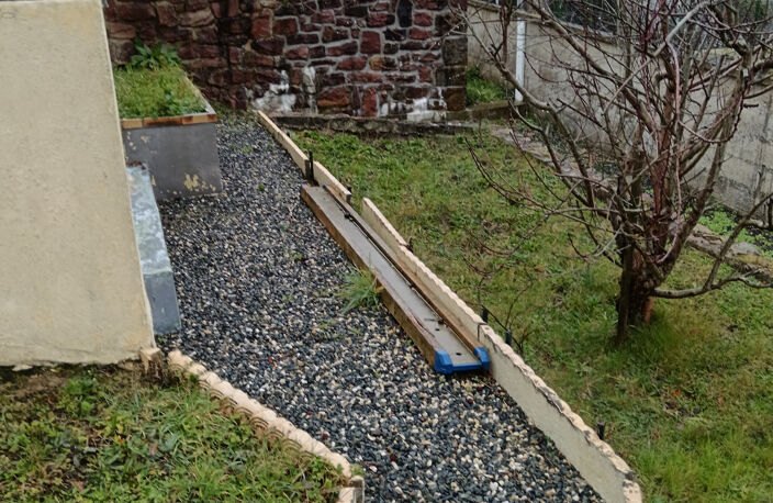 Vue panoramique , maison ensoleillée avec beau terrain — photo 3