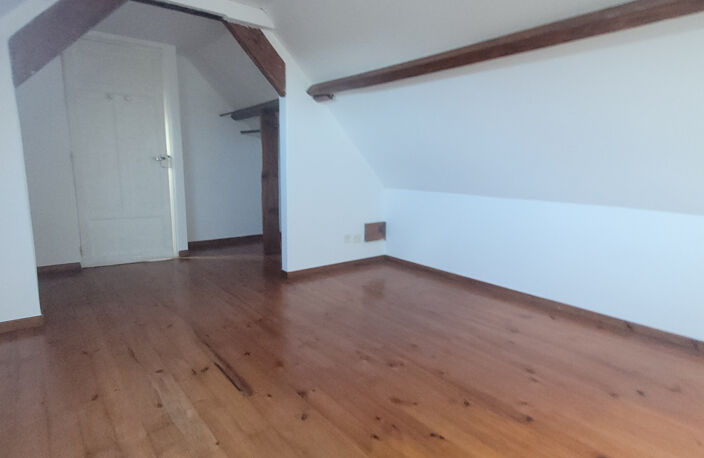 Vue panoramique , maison ensoleillée avec beau terrain — photo 4
