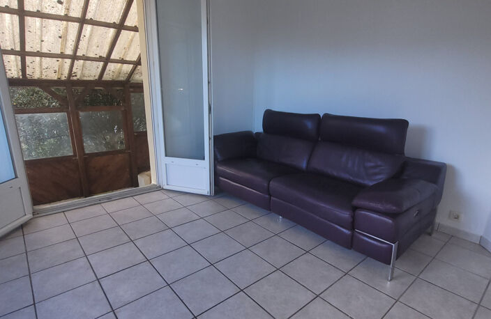 Vue panoramique , maison ensoleillée avec beau terrain — photo 5