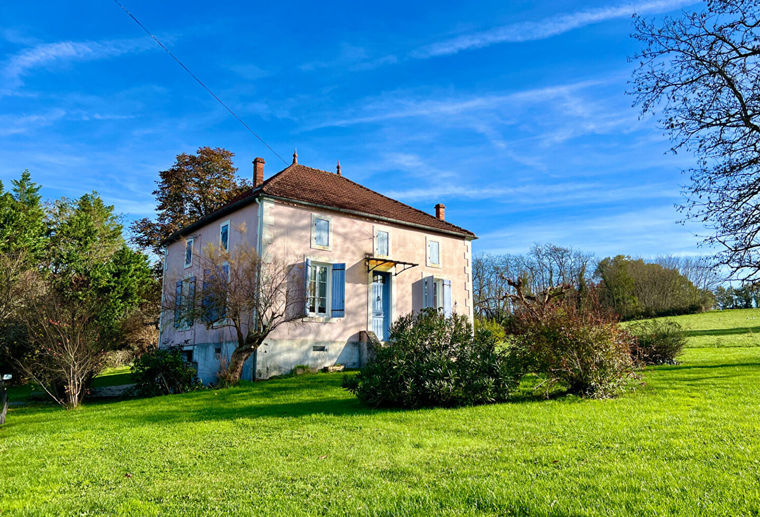 Secteur Villeneuve-sur-Lot, à la campagne mais non isolé, venez découvrir cette charmante maison en pierre de 77,84 m² habitables, accompagnée d'une grange d'environ 250 m², le tout sur plus de 5,3 hectares de terrain. La maison se compose d'une double en — photo 1