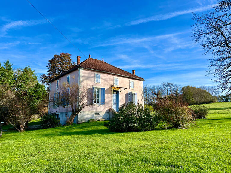 Secteur Villeneuve-sur-Lot, à la campagne mais non isolé, venez découvrir cette charmante maison en pierre de 77,84 m² habitables, accompagnée d'une grange d'environ 250 m², le tout sur plus de 5,3 hectares de terrain. La maison se compose d'une double en — photo 1