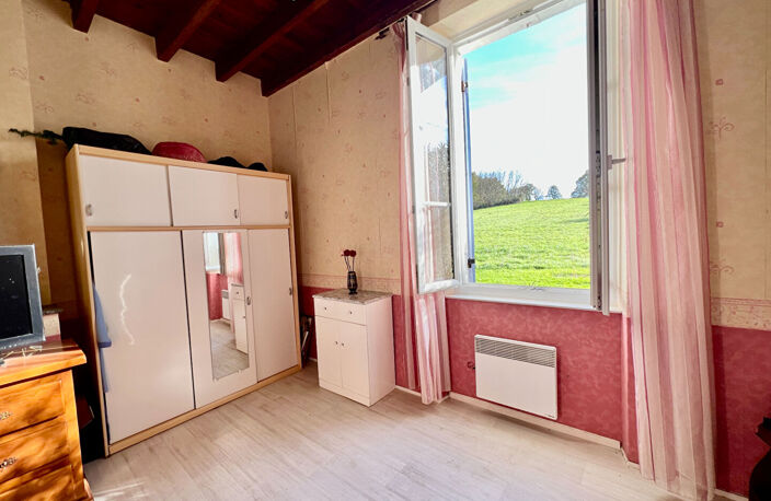 Secteur Villeneuve-sur-Lot, à la campagne mais non isolé, venez découvrir cette charmante maison en pierre de 77,84 m² habitables, accompagnée d'une grange d'environ 250 m², le tout sur plus de 5,3 hectares de terrain. La maison se compose d'une double en — photo 5