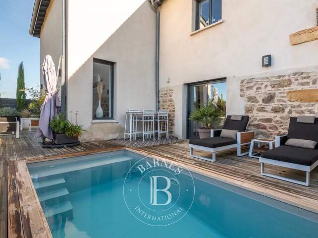 La Tour-de-Salvagny - Maison de village d'environ 204 m² - 4 chambres - Terrasses avec piscine — photo du bien