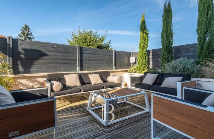La Tour-de-Salvagny - Maison de village d'environ 204 m² - 4 chambres - Terrasses avec piscine — photo 5